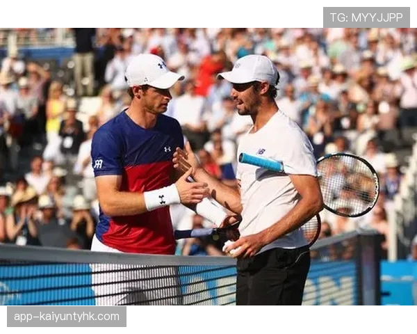 乔丹·汤普森晒家里那张沙发，坐着的画面比我半年房租还贵，心态崩了