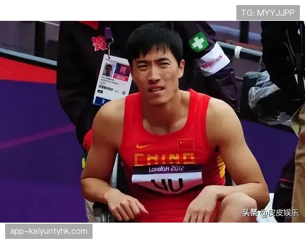 刘翔安静坐飞机头枕鲜花出场，感觉不是去比赛像去领奖台撒娇？