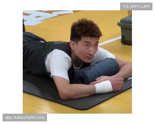 孙铭徽训练完直接拎两袋蛋白粉去接娃，这爹当的比超人还满